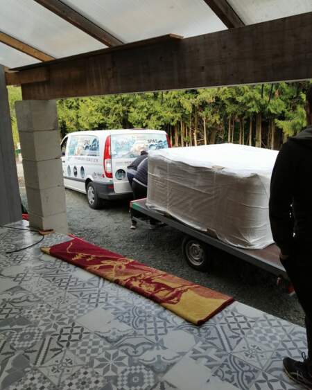 Transport et réinstallation sécurisés d’un spa par Bulles de Rêves