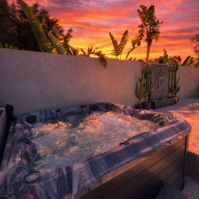 Beau ciel, air frais, eau chaude, tant de raisons d’aller dans votre spa.