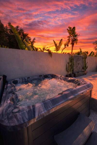 Beau ciel, air frais, eau chaude, tant de raisons d’aller dans votre spa.