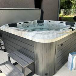 Spa Be Well Canada livré par Bulles de Rêves à Plancher-Bas.