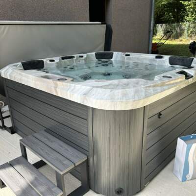 Spa Be Well Canada livré par Bulles de Rêves à Plancher-Bas.