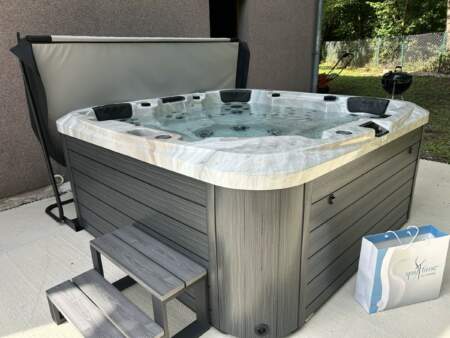 Spa Be Well Canada livré par Bulles de Rêves à Plancher-Bas.